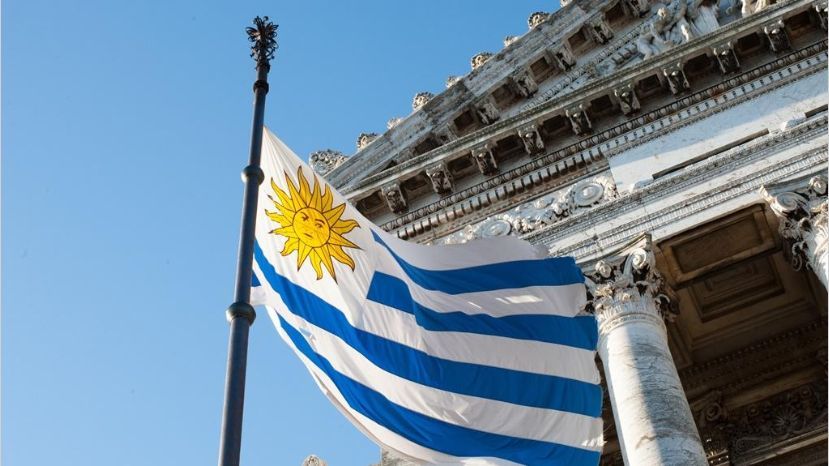 Informe sobre Residencia Legal Uruguaya y trabajo de extranjeros en Uruguay